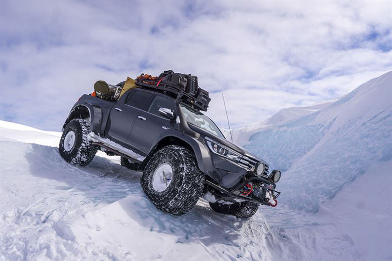 Masters of the extremes in Greenland – Across the glacier on Nokian Hakkapeliittas